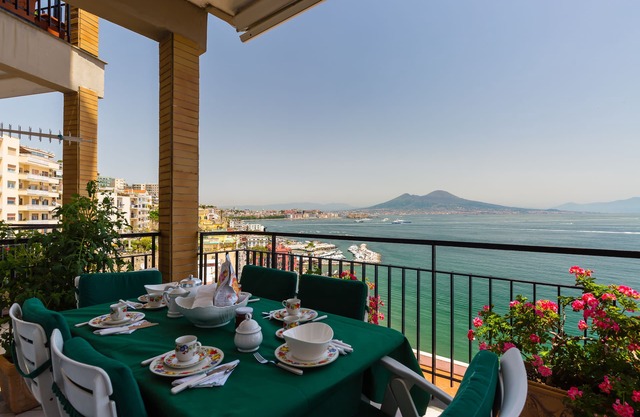 O-House Posillipo - Two Bedroom Apartment, Sleeps 6