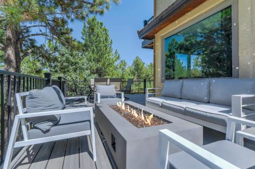 Oak Hills Clubhouse Ping-Pong BBQ & Fire Pit
