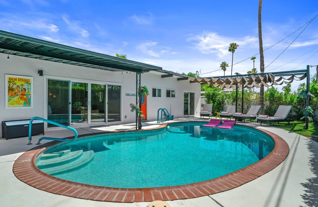 Oasis de Caroleta – 1960s-Inspired Home with Deep Pebble Pool, Spa, Fire Pit & Mountain Views