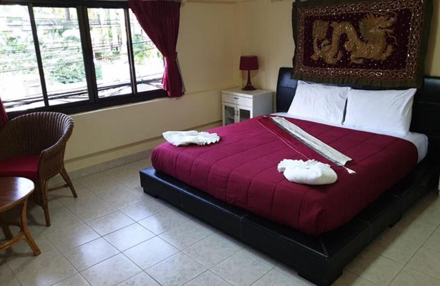 Oasis Guesthouse & Bar