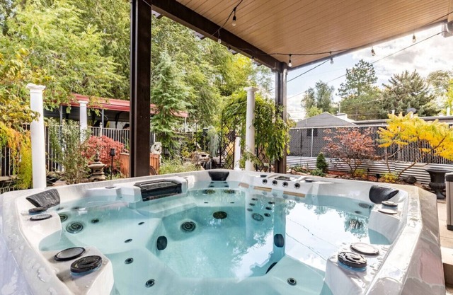 Oasis in the City - Hot tub, Pool table, Koi Pond!