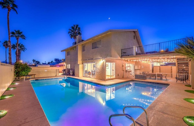 Oasis Near STRIP Pool Jacuzzi Deck Poker Room