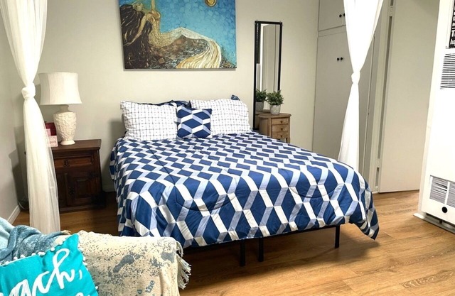 OCEAN BEACH, #1 Amore, Retro/Cozy, Studio Cottage, only 3 blocks to Beach!🏖