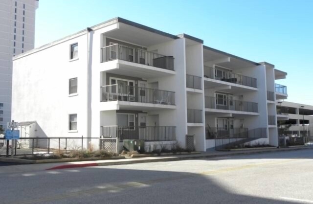 Ocean Block Condo, porch, 1st floor, steps to beach, updated, full kitchen, lg dining table, wifi!