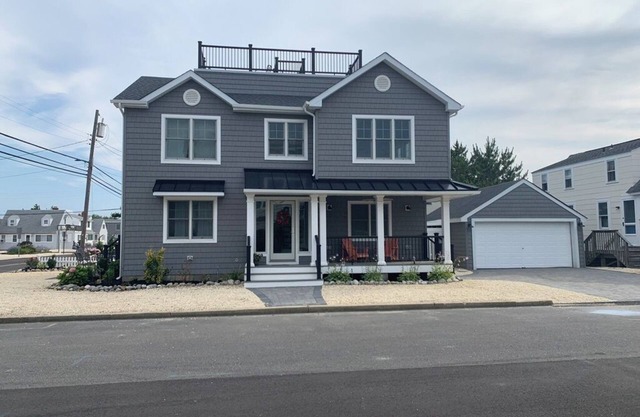Ocean Block Spacious 5-bedroom house with central AC, Six Houses to Beach!