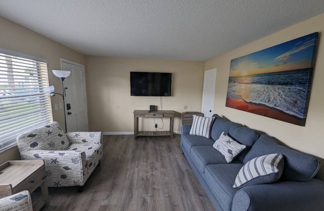 Ocean Breeze. Cozy apartment 2 Blocks from the ocean and within 6 miles of MAYO