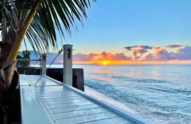 Ocean front 1-bedroom house, good location with AC, WiFi
