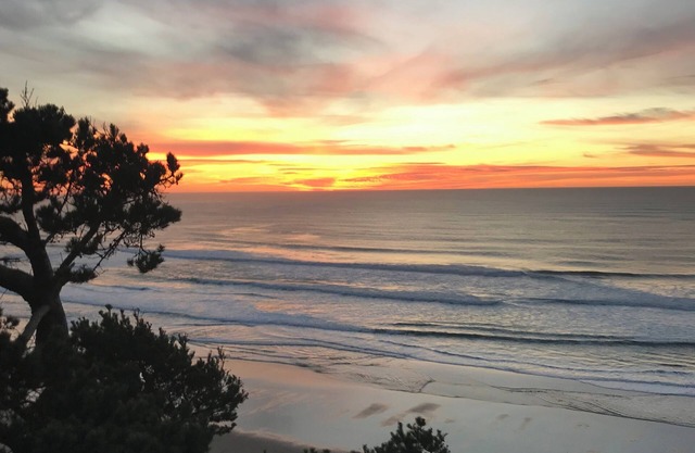 Ocean front 3-bedroom house in welcoming Lincoln City with Hot tub