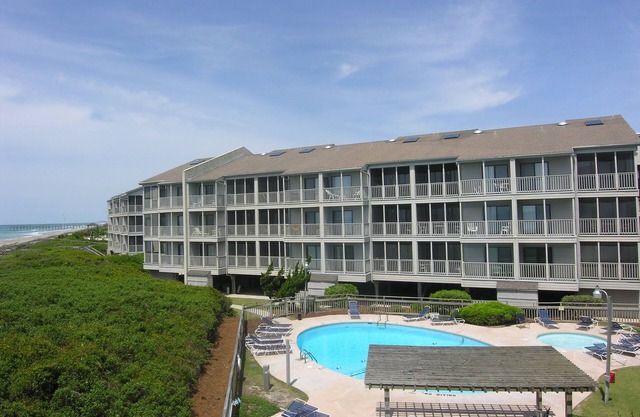 OCEAN FRONT COMPLEX GREAT FOR FAMILIES AND A SHORT WALK TO THE BEACH!