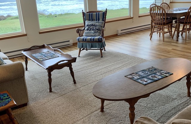 Ocean Front Family Friendly 1 Story 3 Bedroom on the beach at Roads End, OR