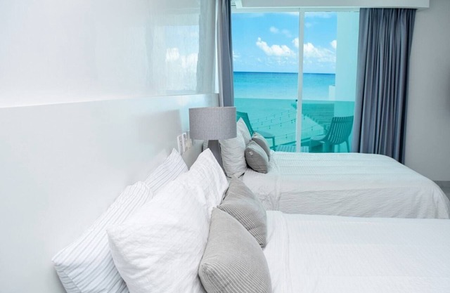 Ocean front studio, private beach, facilities, new