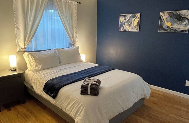 Ocean House Central Windsor - 4 bdrm 5 bed 3 bath house with garage and yard