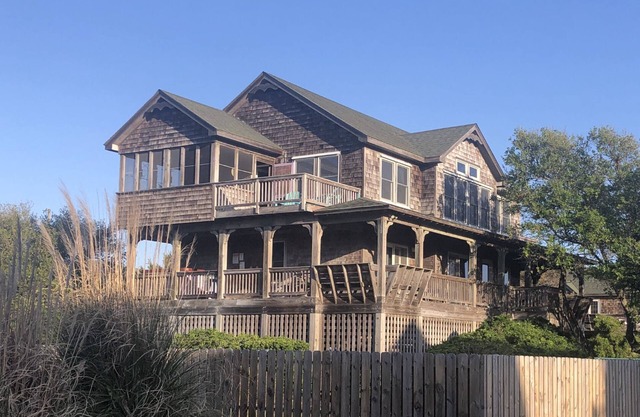 Ocean Side-Heated Pool-Walk to Beach-Bars-Shops-Parks-LG Fenced Yard-HotTub-Pets