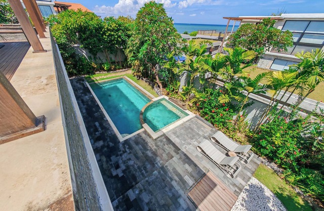 Ocean view 2-bedrooms Yudistira villa 50m from the beach