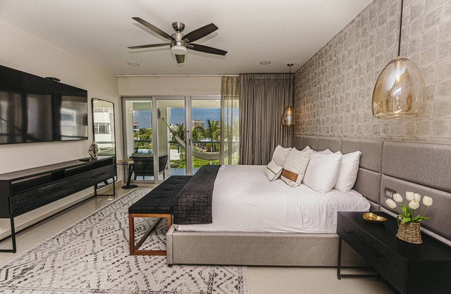 Ocean View 4 bedroom Apartment Beach Accesible 4,5 bath sleeps 10
