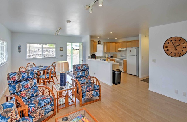 Ocean View Bungalow w/Lanai: 13 Mi to South Point