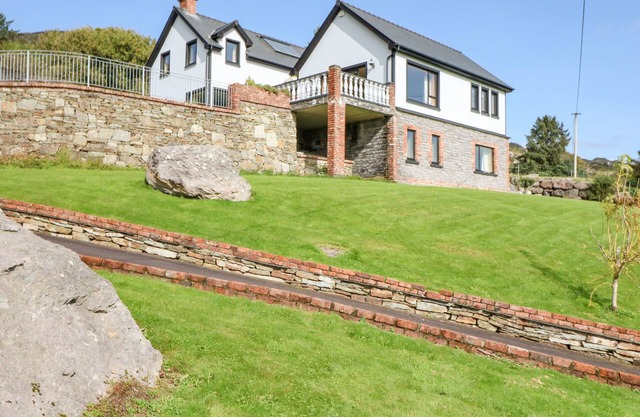OCEAN VIEW, family friendly, with open fire in Adrigole, County Cork