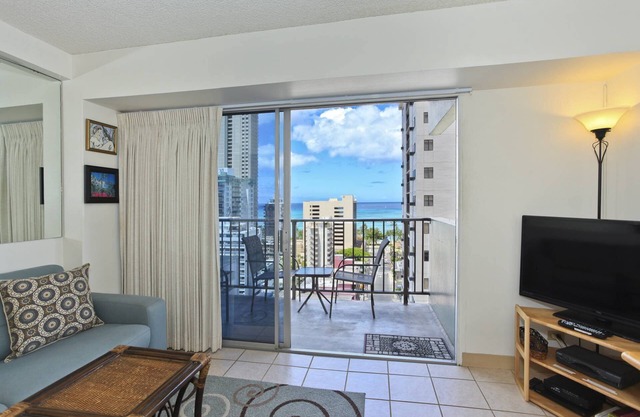Ocean View in Heart of Waikiki! AC, Wi-Fi, Full Kitchen, 5-min walk to beach!