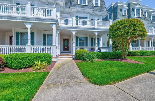 Ocean view & pool, 4 bed/5 bath, 1 block to beach, 3 blocks to town!