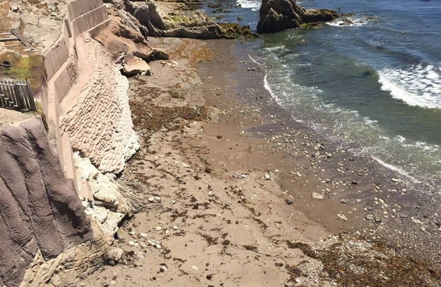 Ocean view, spa, one block to beach stairs. 2024 summer rate 9000 month.