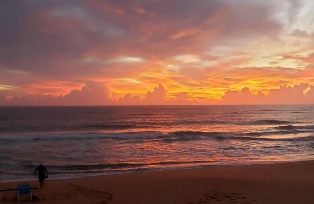 Ocean View Unit steps from Beach and close to the center of town