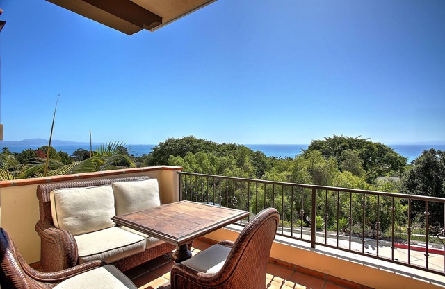Ocean View Villa - exceptional ocean views, A/C, centrally located to beach & downtown
