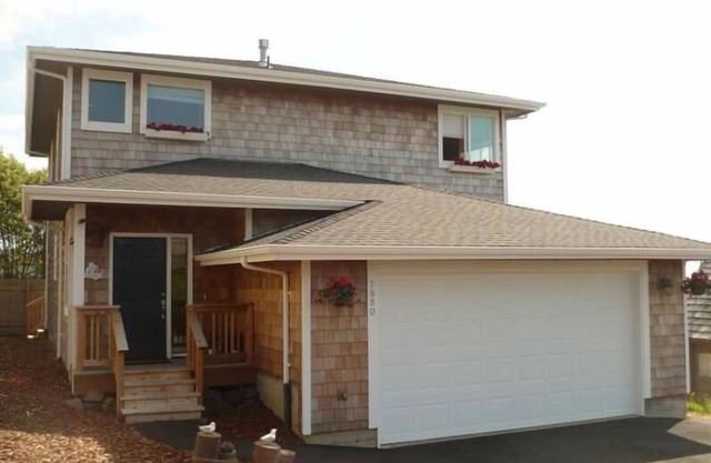 Ocean View with 3 Master Suites in Roads End!