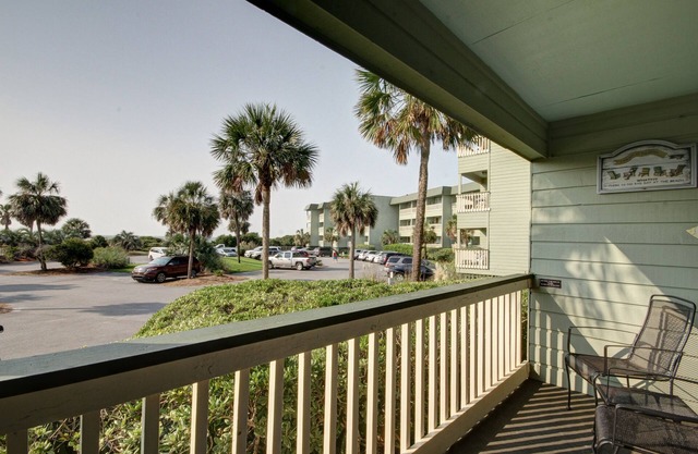 Oceanfront 1st Floor Condo! Community Pool & Fishing Pier! Iin the Heart of IOP!