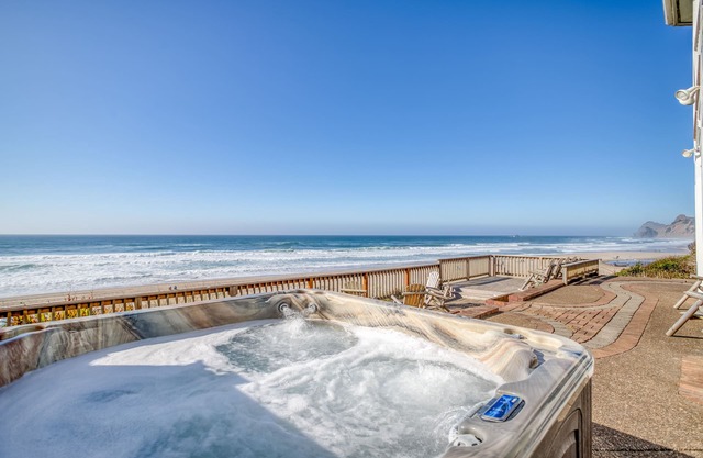 Oceanfront 5 Bed/5 Bath Roads End Victorian Beauty- SandeCastle