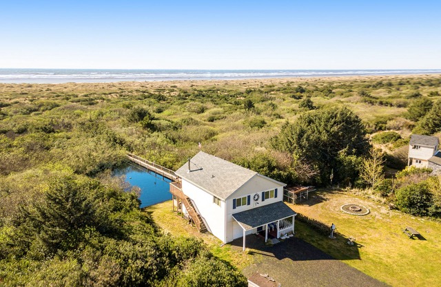 Oceanfront beach house near town with washer/dryer- dog-friendly