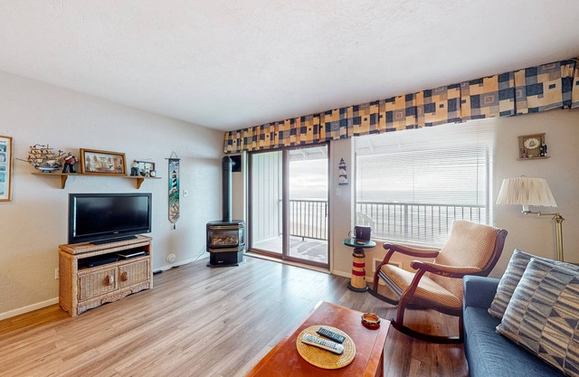 Oceanfront condo with amazing view, fireplace, balcony & beach access