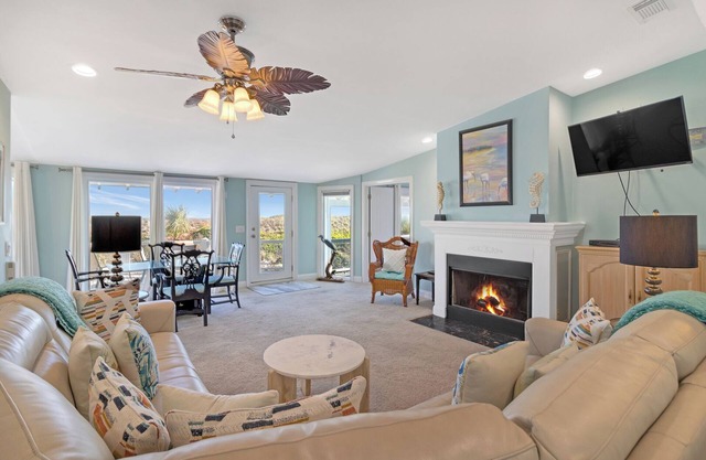 Oceanfront Cottage, Steps from Beach, with Sundeck & Pet friendly.