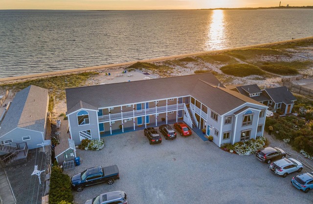 Oceanfront gem with amazing beach views, AC & WiFi - dogs welcome