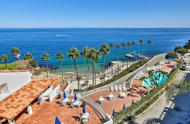 Oceanfront Hamilton Cove villa with breathtaking views and excellent location!