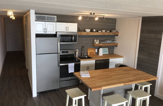 Oceanfront, huge balcony, New Remodel in North Ocean City