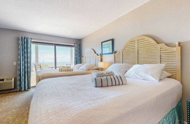 Oceanfront oasis with kitchenette, bay-view patio & AC - dog-friendly