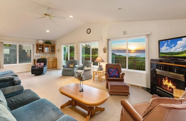 Oceanfront, Panoramic Views, Firepit, Dog Kennel, Outdoor Oasis