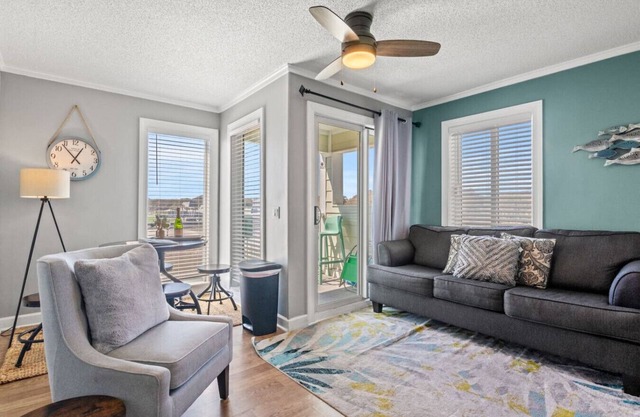 Oceanfront Resort - 2 Bedroom - Pools -Hot tubs - Kitchen