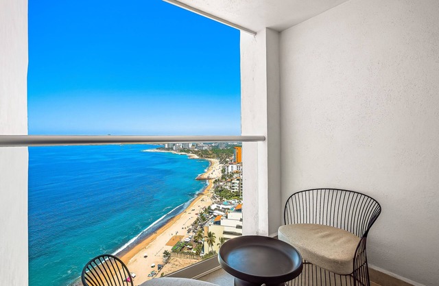 Oceanfront studio with private balcony, rooftop infinity pool & gym
