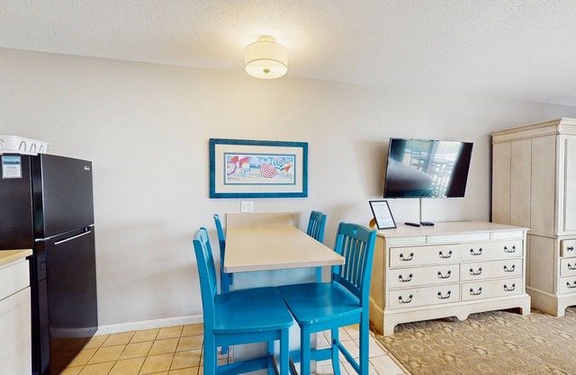 Oceanfront studio with lovely views, AC & great location - dogs welcome