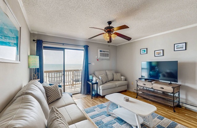 Oceanfront Topsail Reef condo with fast AC & WiFi - beach access & tennis