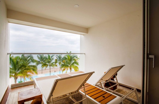 Oceanfront w/Pool, Hot Tub & Gym