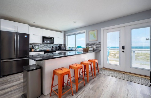 Oceanfront w views for grps/families (top floor)