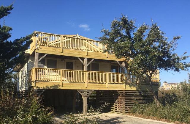 Oceanside, 3 minute walk to the beach, hot tub, screened deck and rooftop deck.