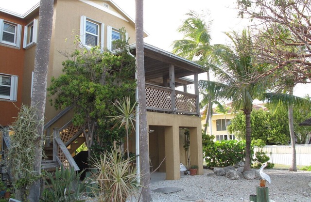 Oceanside Cozy 2-bedroom condo/townhouse w/WIFI, AC in Key Largo