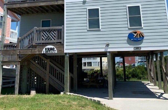 Oceanside. Short walk to Ocean/Sound. Includes fishing passes on pier.