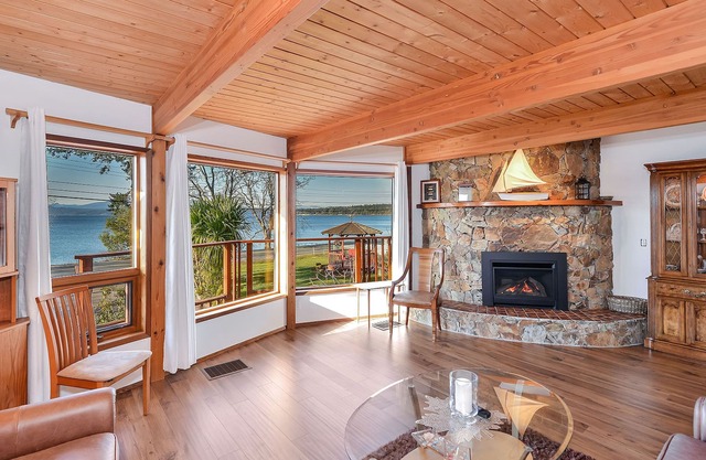 Oceanview 3 Bedroom Lindal Beach Home On Patricia Bay