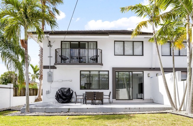 October & November Sale! Private Yard & Grill, Near Coral Gables & MIA Airport
