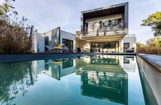 OCTOPUS KEYWEEK Design villa on the Golf of Chiberta with heated pool