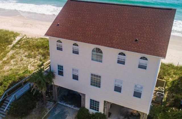 Off Season Short Term Rental Oceanfront Oasis House 5 bedroom, 3.5 bath Elevator